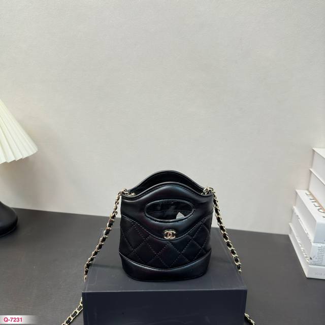 折叠盒! !尺寸13.9Cm Mini 香奈儿 31Bag薯条包 又小又可爱的包包,夏天必备 百搭经典精致的一只 真的超级无敌巨可爱 仙气满满 小姐姐日常必入款 折叠盒! !尺寸13.9Cm Mini 香奈儿 31Bag薯条包 又小又可爱的包包,夏天必备 百搭经典精致的一只 真的超级无敌巨可爱 仙气满满 小姐姐日常必入款