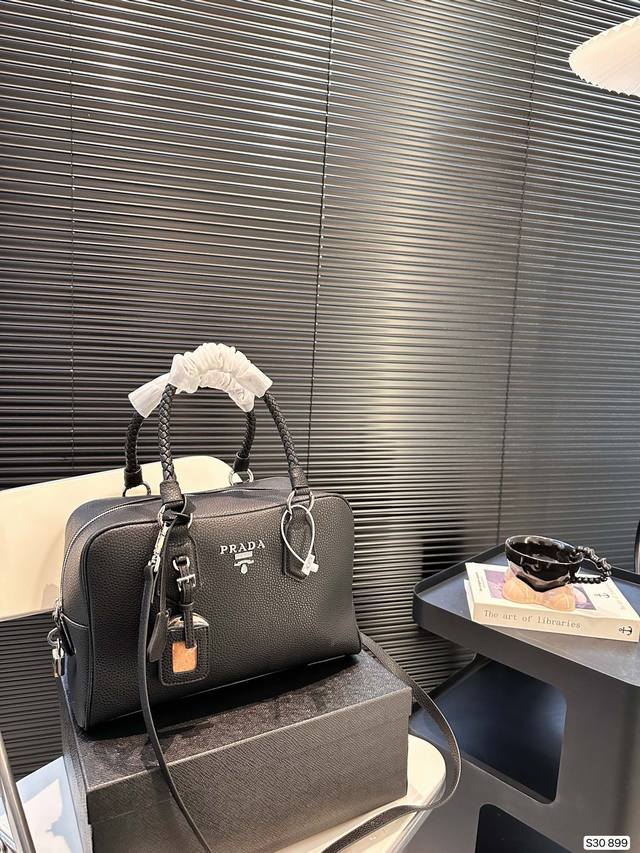 配子 普拉达新品手袋 可手提 可斜挎 不限制年龄段哦！ 尺寸：31 21 货号899