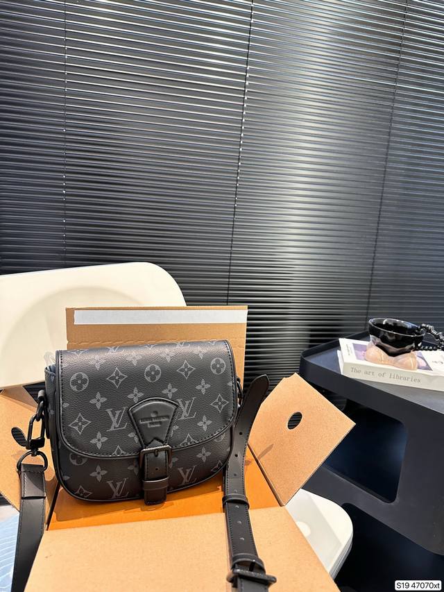 配飞机盒折叠盒子 Lv男士邮差 男包分享0Louisvuitton单肩包 路易威登louisvuitton比起非常火邮差包这一款lv男士单肩包可以说非常低调了, 配飞机盒折叠盒子 Lv男士邮差 男包分享0Louisvuitton单肩包 路易威登louisvuitton比起非常火邮差包这一款lv男士单肩包可以说非常低调了,