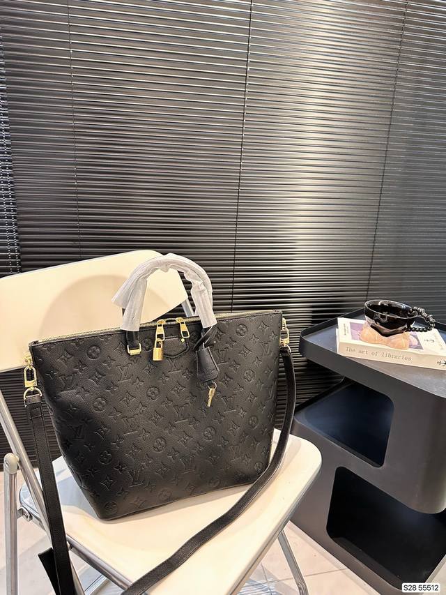 Lv路易威登压花 饺子包 造型爱，不易撞包～ 容量足够出门所需！ 非常好驾驭，值得入手 尺寸：29 28 货号55512