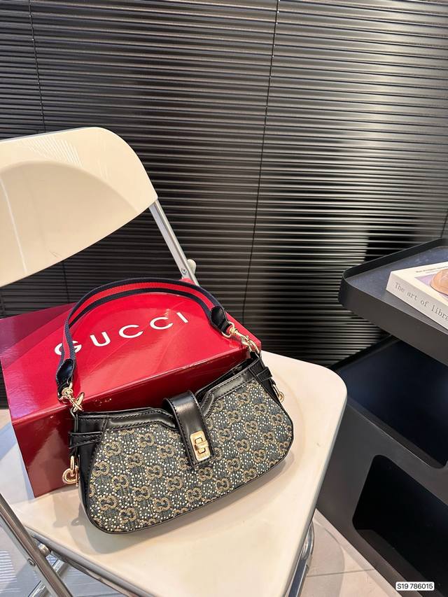 配折叠盒子 酷奇腋下 New Gucci不费力的时髦感 简直美的毫不费力~你喜欢gucci的新还是旧 #Gucci #Ootd 尺寸：24 11 货号78601