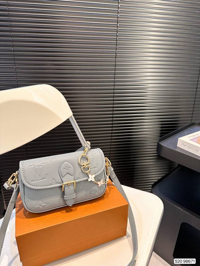 配折叠盒子 迷你lv法棍包 上身简单又舒服 源自中古包 Sologne 的改良版 整体保留了简洁的包身造型 一根肩带升级成了两根肩带 可以单肩腋下，也可以长肩带