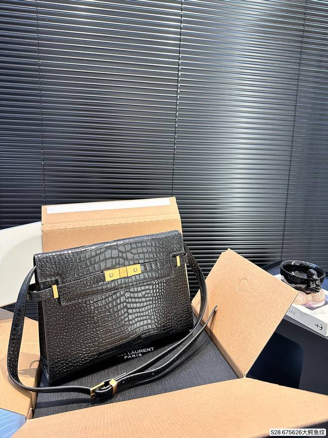 大号 配飞机盒折叠盒子 Ysl圣罗兰曼哈顿 真的酷到我了！ Saint Laurent 曼哈顿 冷门高级 不撞款的包 锋利的线条 方正立体的包型 很好的诠释了