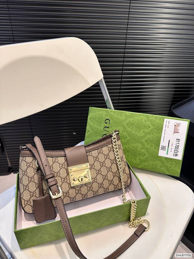 配盒子 Gucci酷奇padlock新款链条手袋 独家实拍,质感一流,可斜跨可单肩,多功能内格完美容纳 尺寸27.5 14货号811705 配盒子 Gucci酷奇padlock新款链条手袋 独家实拍,质感一流,可斜跨可单肩,多功能内格完美容纳 尺寸27.5 14货号811705