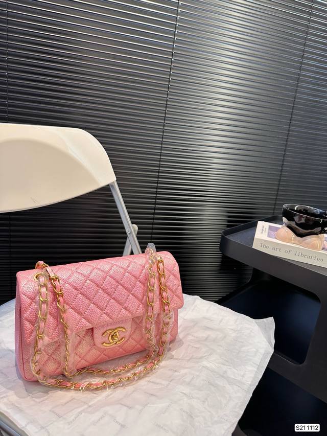配折叠盒子 Chanel 香奈儿珠光cf包 超火爆时尚单品 高版本 做工精细 进口五金 让你无论是夏天还是冬天都能背上它出门 是不是性价比超级高 随便凹造型都是