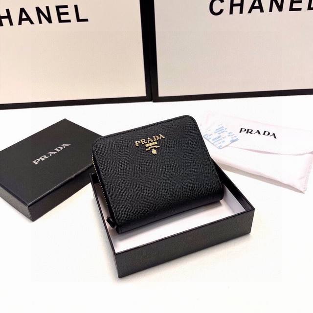 颜色 黑尺寸 11X7普拉达新款卡包，采用十字纹牛皮料做工精细，小巧实用，多功能卡包钱包小包必备款！