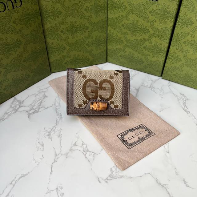 颜色 棕色尺寸 11X9Gucci Diana竹节新款钱包全拉链式钱包融合品牌颇具辨识度的元素,匠心装饰竹节配件和字母交织图案细节这款钱包由双图案帆布制作而成,