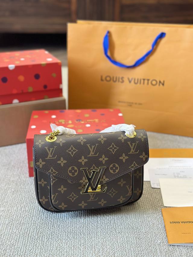 复刻版 牛皮 Lv Chain Passy Bag邮差包 用以攜帶智能手機和其他隨身物,既時尚又輕便。以柔軟小牛皮製作,這款收納袋充分展現lockme系列的重要 复刻版 牛皮 Lv Chain Passy Bag邮差包 用以攜帶智能手機和其他隨身物,既時尚又輕便。以柔軟小牛皮製作,這款收納袋充分展現lockme系列的重要