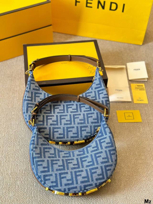 原版布 Fendi新款牛仔系月牙包 也太復古了⑨ 最近超火中號fendi 月牙包新推出牛仔色啦∞ 超級讚、滿滿復古感.夏天必備單品 推薦給大家 尺寸大号28 1