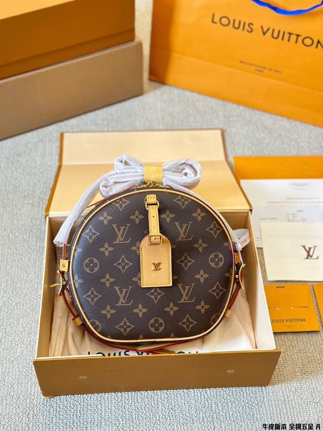 顶级原单 全钢五金 最新 软圆饼包 Lv Boite Chapeau 系列 经典精巧 Lv 牛皮圆饼包经典的路易*威登帽盒摇身变为此款风格可爱的随身小袋。小巧而 顶级原单 全钢五金 最新 软圆饼包 Lv Boite Chapeau 系列 经典精巧 Lv 牛皮圆饼包经典的路易*威登帽盒摇身变为此款风格可爱的随身小袋。小巧而