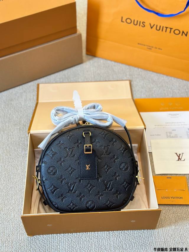 顶级原单 全钢五金 最新 软圆饼包 Lv Boite Chapeau 系列 经典精巧 Lv 牛皮圆饼包经典的路易*威登帽盒摇身变为此款风格可爱的随身小袋。小巧而 顶级原单 全钢五金 最新 软圆饼包 Lv Boite Chapeau 系列 经典精巧 Lv 牛皮圆饼包经典的路易*威登帽盒摇身变为此款风格可爱的随身小袋。小巧而