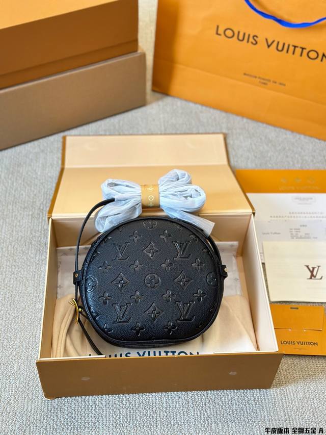 顶级原单 全钢五金 Ootd |Lv 最新mini 软圆饼 Lv Boite Chapeau 系列 经典精巧 Lv 牛皮圆饼包经典的路易*威登帽盒摇身变为此款风 顶级原单 全钢五金 Ootd |Lv 最新mini 软圆饼 Lv Boite Chapeau 系列 经典精巧 Lv 牛皮圆饼包经典的路易*威登帽盒摇身变为此款风