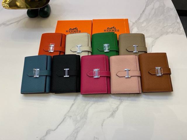 5152爱马仕经典款 钱包两折款 里外全牛皮 简单百搭 手感超级 5152爱马仕经典款 钱包两折款 里外全牛皮 简单百搭 手感超级