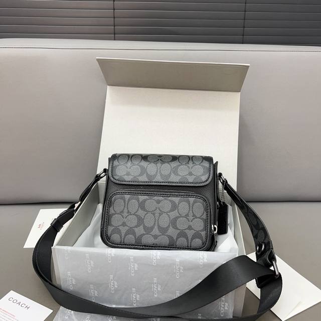 Coach 蔻驰 Sullivan 翻盖邮差包 斜挎包 男女通用单肩包 经典百搭 采用精湛镶嵌细工，实物拍摄 原厂原版面料 配送折叠礼盒 20 X 18 Cm。