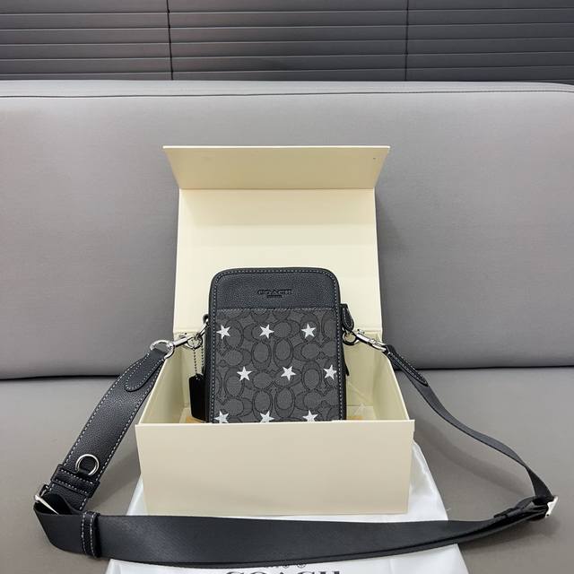 Coach 蔻驰 Sullivan相机包印花单肩包 男女斜挎包 经典logo搭配原厂工艺材质 休闲百搭斜挎包 采用精湛镶嵌细工，实物拍摄 原厂原版面料 配送礼盒