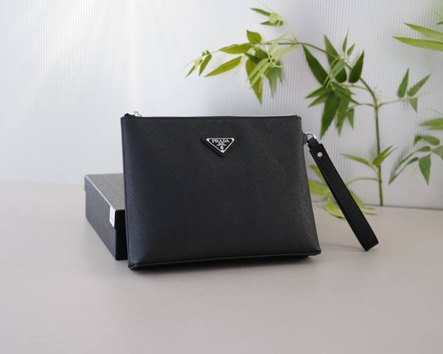 普拉达 官网同步 高版本 手拿包 全球轰抢单品 原单牛皮制作 质感超好 日常出门经典百搭 一眼万年的款式 非市面普通货 贸易公司订单货 配礼品盒包装等.. 规格 普拉达 官网同步 高版本 手拿包 全球轰抢单品 原单牛皮制作 质感超好 日常出门经典百搭 一眼万年的款式 非市面普通货 贸易公司订单货 配礼品盒包装等.. 规格