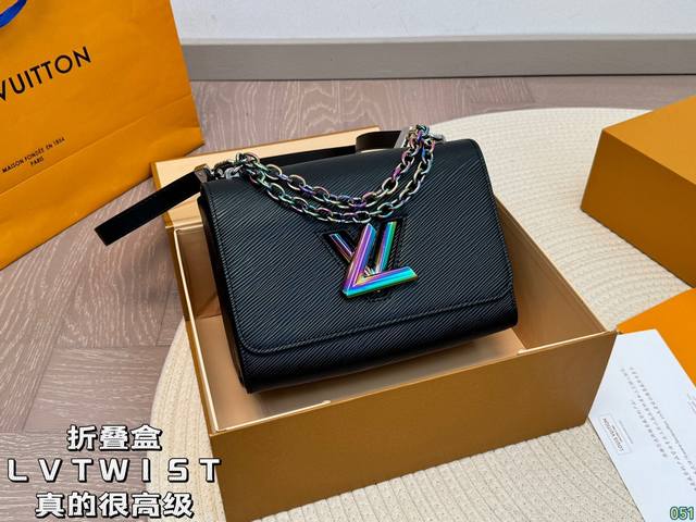 折叠盒 原版五金带lv Logo Lv Twist肩背包 真的很高级 日常通勤简直绝配 又酷又飒低调的奢华 可盐可甜 极致美感 绝美女孩就是你 尺寸: 23 1 折叠盒 原版五金带lv Logo Lv Twist肩背包 真的很高级 日常通勤简直绝配 又酷又飒低调的奢华 可盐可甜 极致美感 绝美女孩就是你 尺寸: 23 1