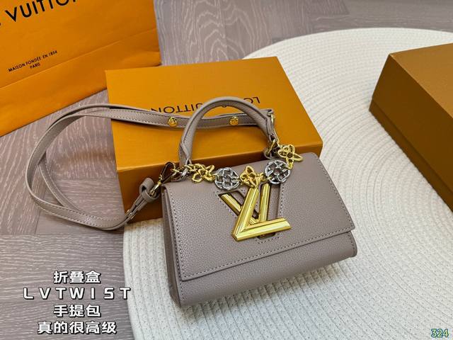 折叠盒 Lv Twist手提包 真的很高级 日常通勤简直绝配 又酷又飒低调的奢华 可盐可甜 极致美感 绝美女孩就是你 尺寸：20 13