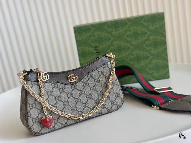 全套包装 Gucci新款腋下包到手! 太美了太美了太美了!看起来小小一只其实超能装!放两只iphone都绰绰有余!肩带也是可调节的!我穿着个白t就迫不及待直接上 全套包装 Gucci新款腋下包到手! 太美了太美了太美了!看起来小小一只其实超能装!放两只iphone都绰绰有余!肩带也是可调节的!我穿着个白t就迫不及待直接上