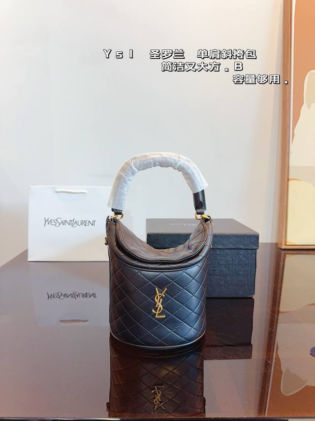 纯皮 配礼盒 圣罗兰 Ysl.薯条包 菱形珩缝的薯条包. 可手拎可斜挎. 很有趣味性 造型感满满、尺寸：15*13*18Cm