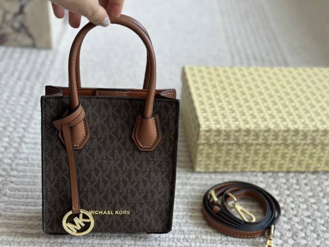 Mk琴谱 最爱的包包之一了出街很喜欢背的时尚大气款式简单不会过时 可手提可单肩可斜挎锁头也很精致 而且价格比较适中属于轻奢学生党和，上班族都可以背是一款值得收藏
