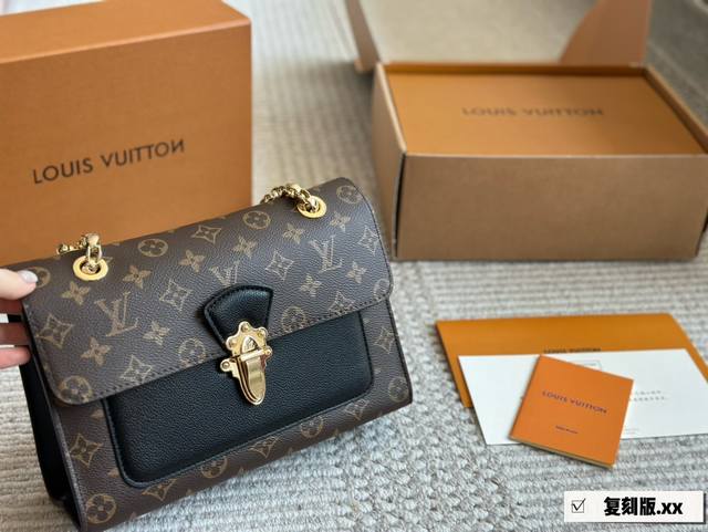 配原版盒 Size：26×17×9Cm L家 Victorie维多利亚 台湾进口pvc 搭配进口荔纹牛皮 上身超气质！