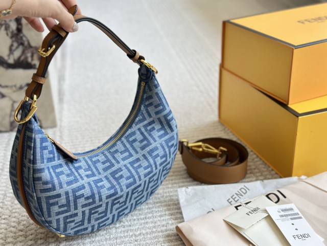 配盒 Size：28 15Cm Fendi 每个角度都敲好看的 新款腋下包 包底的设计简直太爱啦！ 360度无死角！！ 怎么背都美貌时髦