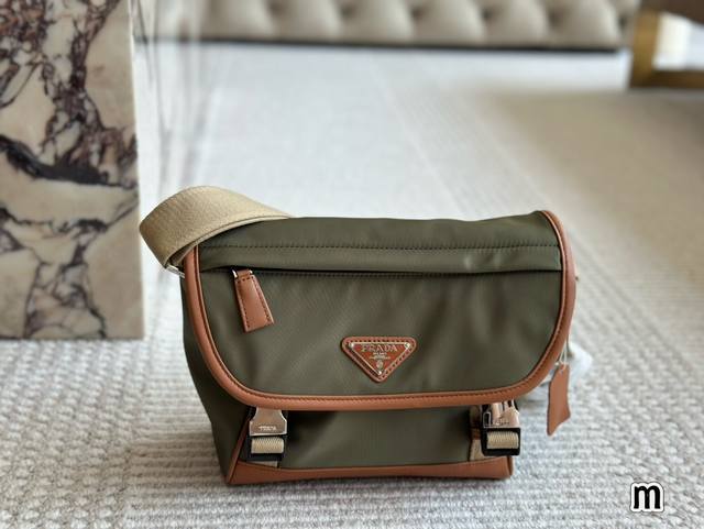配盒 Size：25 17Cm Prad 男士相机包 刚刚好的size 通勤很好用！ 无与伦比的高级 搜索prada 男包