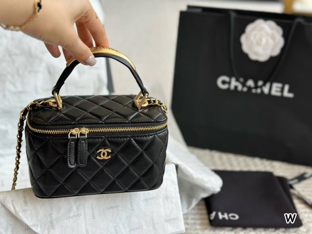 升级款 礼盒包装 Chanel 手工坊手柄小盒子上身可可爱爱金至于容量,我放了一个粉饼 还蛮大的那种 、唇釉、耳机、小梳子,女生出门基本也差不多这些吧,基本都是 升级款 礼盒包装 Chanel 手工坊手柄小盒子上身可可爱爱金至于容量,我放了一个粉饼 还蛮大的那种 、唇釉、耳机、小梳子,女生出门基本也差不多这些吧,基本都是