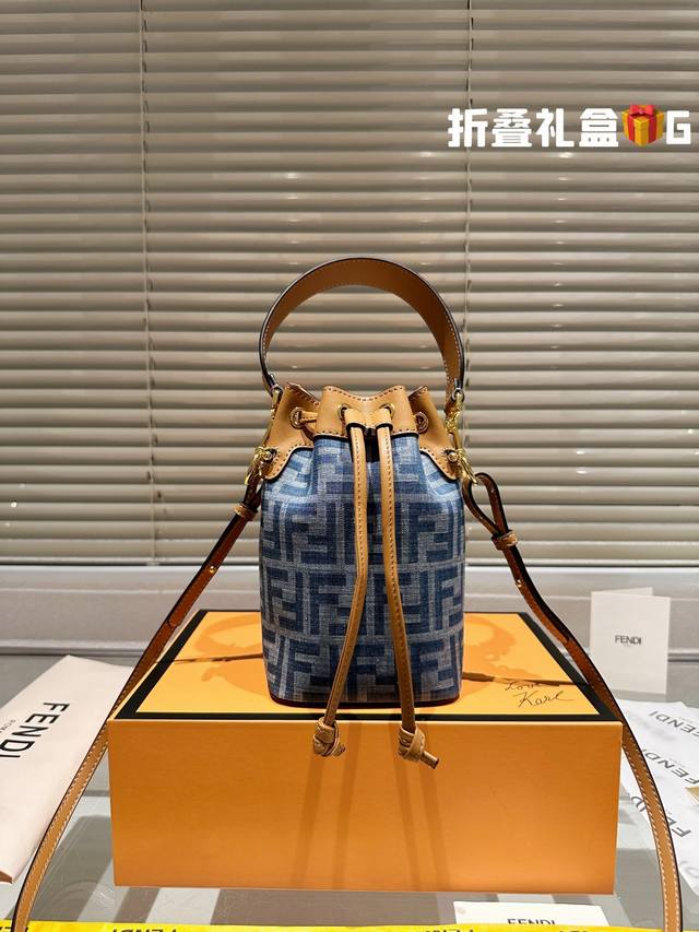 配盒 Size：12.5*18Cm 热门必备单品 Fendi 水桶包 高品质 原版细节五金 配置长肩带！ 完全不挑穿搭的fendi老花mini水桶包！ 容量颜值
