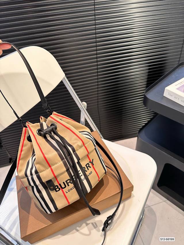 配盒子 巴宝莉抽口水桶 材质耐造耐磨 设计简约 包身轻便 日常造不心疼 上身酷！时髦！ 尺寸：18.21货号68199