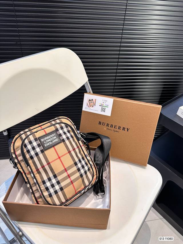 配盒子 巴宝莉相机包 材质耐造耐磨 设计简约 包身轻便 日常造不心疼 上身酷！时髦！ 尺寸：18.22货号11080