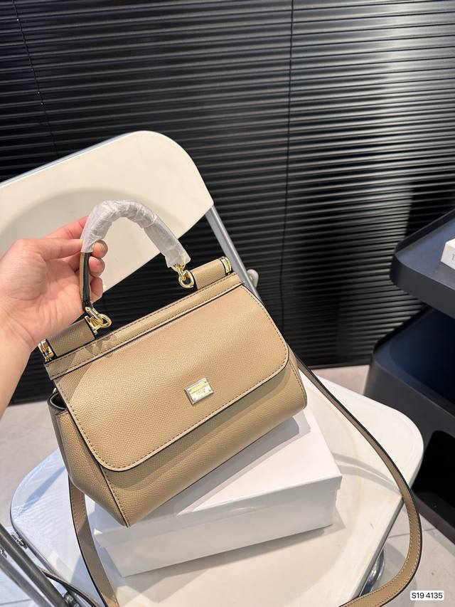 配盒子 Dg 杜嘉班纳 新款 手提 单肩 斜挎款 官网最新款 喜欢的不得了 特别有腔调 颜值无敌高 复古 优雅 奢华 大气 想到一切美好的词都想给它 一定要入的