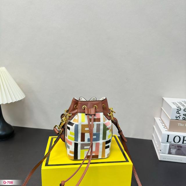 配折叠盒 芬迪fendi彩虹mini水桶包 强烈推荐芬迪这只水桶 这只包简直就是小仙女的最爱 因为是糖果刺绣所以自重不重别看它小，容量还是不错的 五颜六色春夏天
