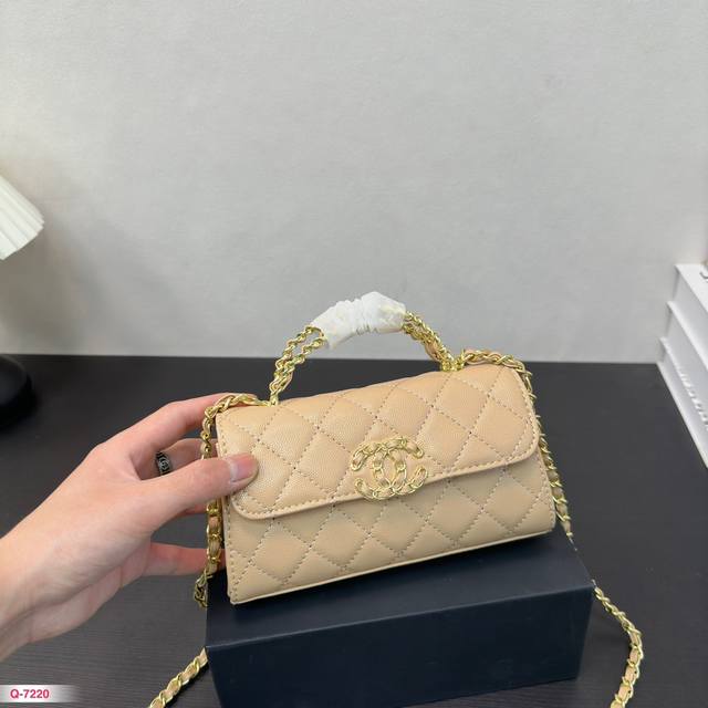 配折叠盒 香奈儿chanel 手工坊手柄包 上身可可爱爱金！新款多了手柄设计，实物看还是非常精致的回越小的包包制作工艺更麻烦，小皮具只服chanel！至于容量，
