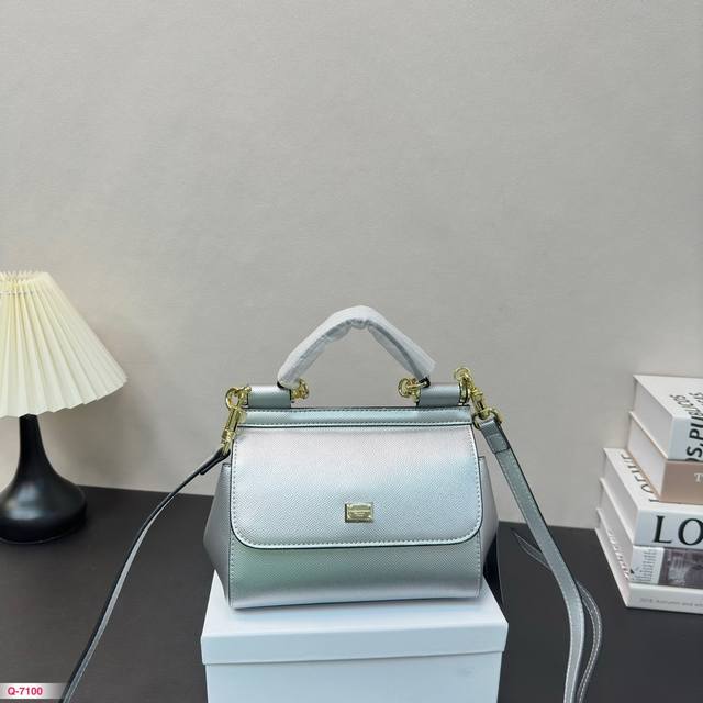 配礼盒 Dolce & Gabbana杜嘉班纳 西西里岛现以全新精巧版本焕新呈现，可轻松收纳 常用物件，双电镀标牌别具一格，正面翻盖采用隐藏式磁扣开合氵 尺寸：