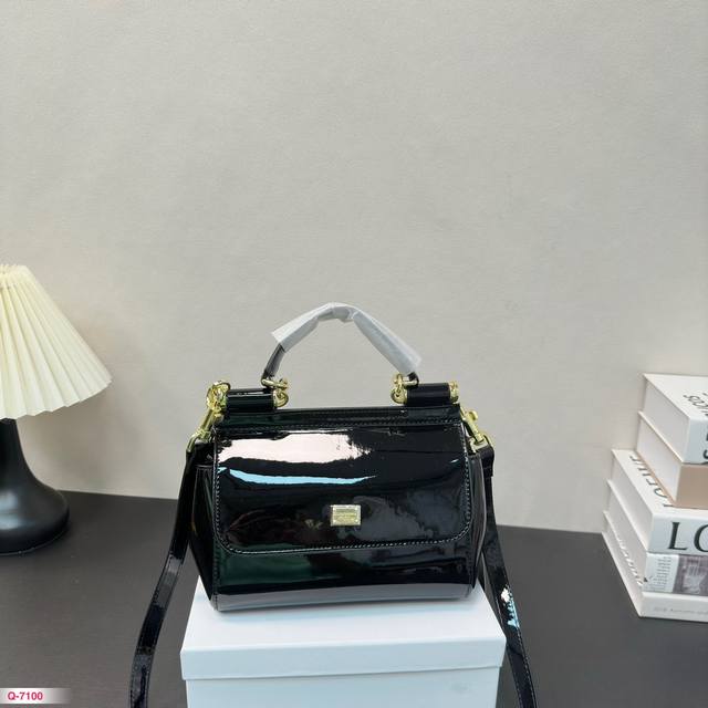 配礼盒 Dolce & Gabbana杜嘉班纳 西西里岛#漆皮品牌典范之作，现以全新精巧版本焕新呈现，可轻松收纳 常用物件，双电镀标牌别具一格，正面翻盖采用隐藏