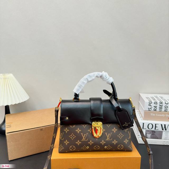 配全套礼盒包装 超爱的一款lv 老花邮差包！ 邮差包真的万万能百搭 无论日常还是通勤还是约会都很 这只onehandle 中号黑牛皮配经典老花 对小个子很友好我