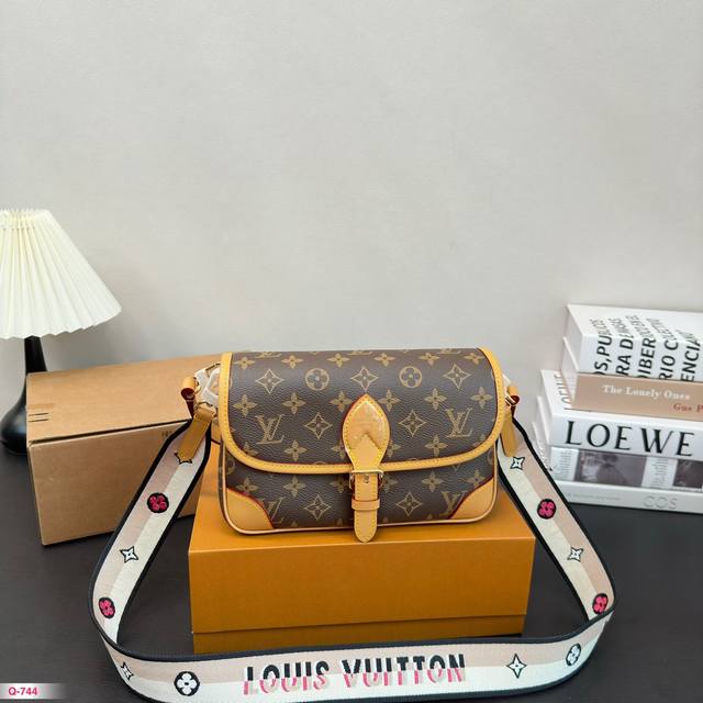 配全套礼盒包装 Lv法棍包 原单牛皮全钢五金 Lv 绝对一眼就知道是爆款 充满慵懒法式复古风情的法棍包，方方正正的长方包型，采用上窄下宽的梯形设计不只更贴身，而