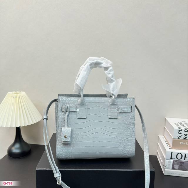 配折叠盒 圣罗兰ysl 经典风琴 机车tote 高级鳄鱼纹牛皮手提包 Saint Laurent手提包,酷酷的黑色~麂皮面料,奢华有.内涵~可调节肩带设计~鳄鱼 配折叠盒 圣罗兰ysl 经典风琴 机车tote 高级鳄鱼纹牛皮手提包 Saint Laurent手提包,酷酷的黑色~麂皮面料,奢华有.内涵~可调节肩带设计~鳄鱼