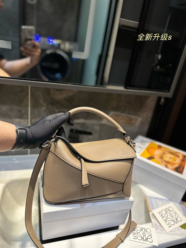 礼盒包装 罗意威loewe Puzzle从此多一只 Bag 罗家几何包家族的包粉们肯定都乐开了花，经典几何包又要凭借迷你包大肆吸粉啦！这次我们来种草这款包 看看