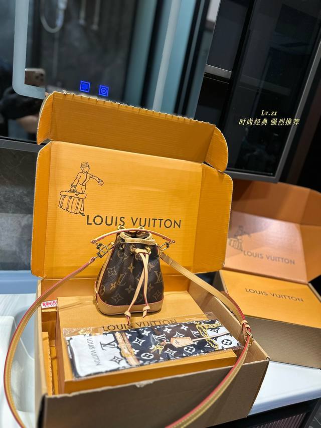 礼盒包装 Lv 23Ss 新款 Mini 小水桶 手柄的设计 比nano容量大 比bb更小巧 喜欢不要错过 彩色超细纤维粘合内衬，金色金属饰件，束绳闭合 尺寸：