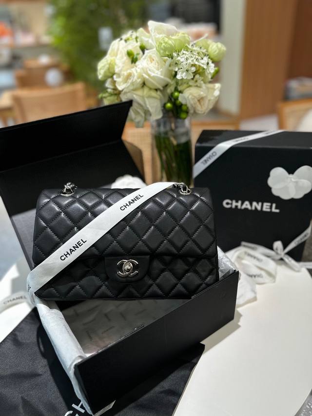 银扣 全套折叠礼盒包装 香奈儿顶级v纹 1112 Cf 全称是 Classic Flap 拿到手里才能感觉到它的魅力 这份质感 仙女们值得拥有～ 尺寸 25Cm