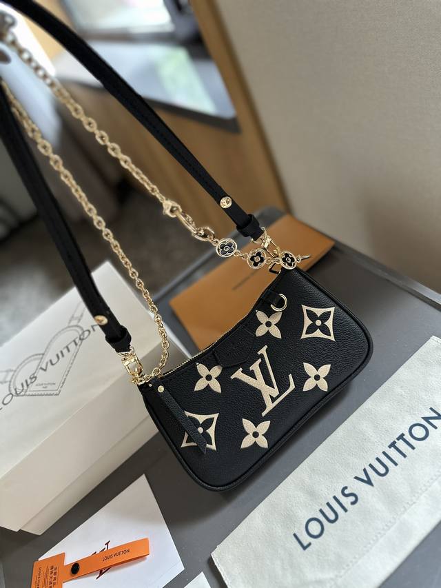 折叠礼盒 送挂件 Lv 新品 浮雕麻将包 This Is A超级无敌精致小巧卡哇伊伊的哇迷你浮雕小斜挎包 配有2条肩带 尺寸 19Cm 折叠礼盒 送挂件 Lv 新品 浮雕麻将包 This Is A超级无敌精致小巧卡哇伊伊的哇迷你浮雕小斜挎包 配有2条肩带 尺寸 19Cm