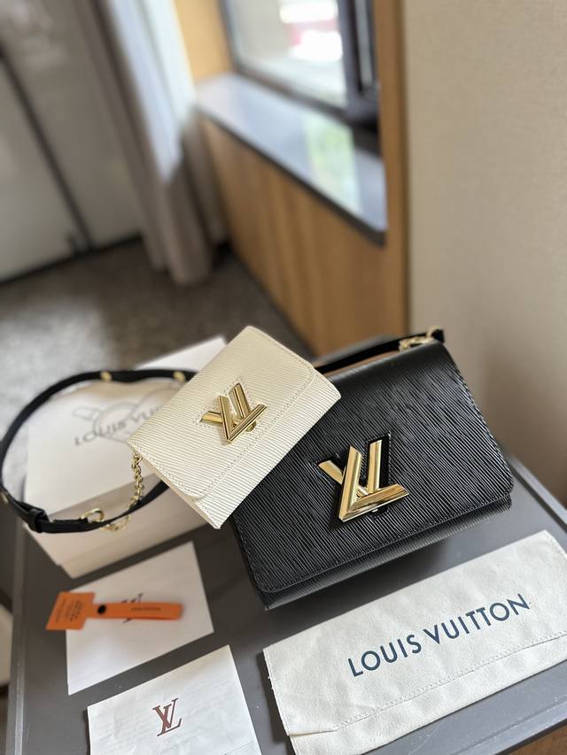 折叠礼盒包装 Lv Twist 最新最火款twist Denim 出货了 呈现新古典 Twist 中号手袋。水波纹造就聚焦设计：翻盖的超值 明快活泼，自由滑动，