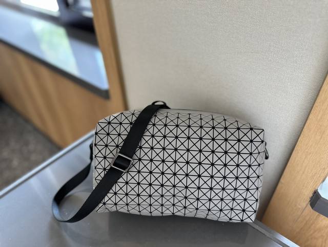 礼盒包装 网红款~三宅一生 相机包 原版带标 采用先进镭射技术,镭射片光彩耀人,材质比皮还贵!海外一包难求,排队长龙惊现街头 !掌上的明珠,万人的焦点!美的掉渣 礼盒包装 网红款~三宅一生 相机包 原版带标 采用先进镭射技术,镭射片光彩耀人,材质比皮还贵!海外一包难求,排队长龙惊现街头 !掌上的明珠,万人的焦点!美的掉渣