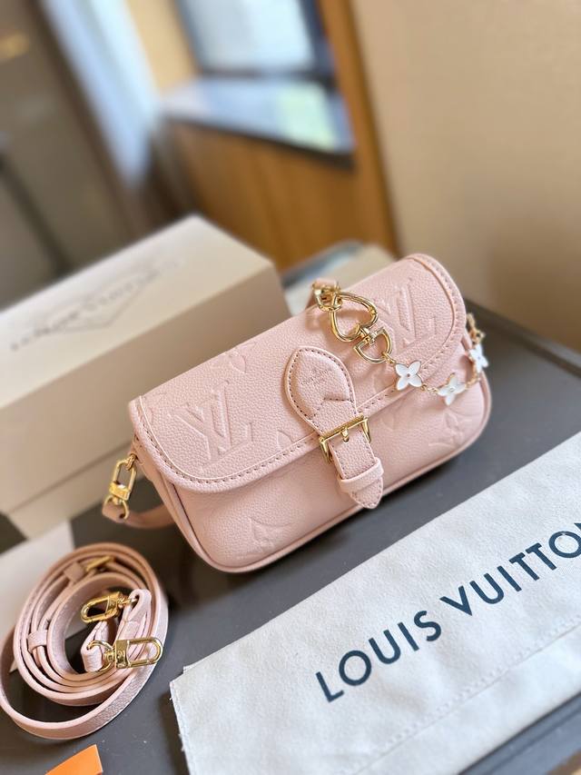 四叶草 折叠礼盒包装 Lv 全新尺寸 法棍包 邮差包 翻盖手袋，网红爆款 这款邮差包真是太有味道了 浓浓的复古风情 的精髓体现的淋漓尽致 挺括明快的线条与丰富的