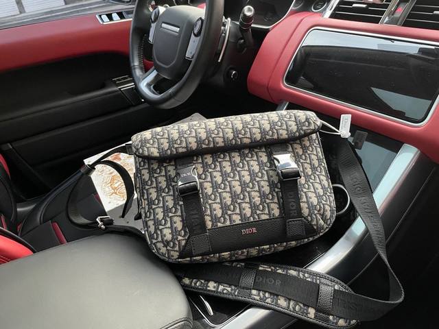 高端货 新款 “Dior迪奥”邮差包explorer 刺绣老花满印 Oblique印花提花面料进口原厂面料高清五金logo标志、专用内里。顺滑拉链、油边平滑、做 高端货 新款 “Dior迪奥”邮差包explorer 刺绣老花满印 Oblique印花提花面料进口原厂面料高清五金logo标志、专用内里。顺滑拉链、油边平滑、做