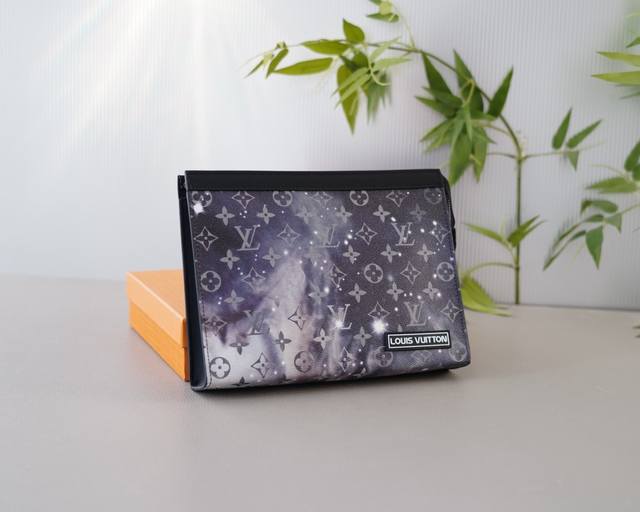 路易威登 官网同步 高版本 手拿包 全球轰抢单品 原单牛皮制作 质感超好 日常出门经典百搭 一眼万年的款式 非市面普通货 贸易公司订单货 配全套包装礼品盒等.. 路易威登 官网同步 高版本 手拿包 全球轰抢单品 原单牛皮制作 质感超好 日常出门经典百搭 一眼万年的款式 非市面普通货 贸易公司订单货 配全套包装礼品盒等..