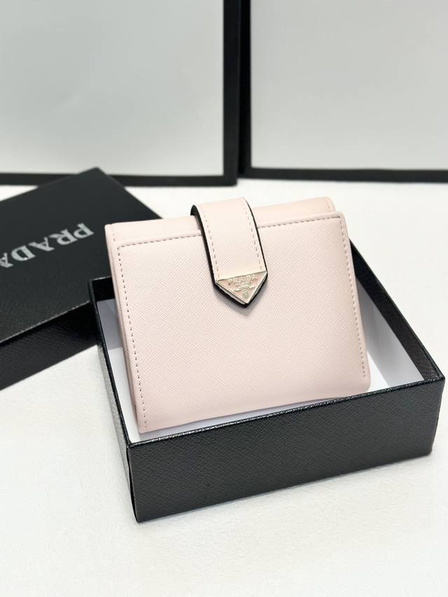颜色 粉尺寸 11X10普拉达时尚钱包，优质十字纹牛皮高档五金配件，内阁丰富，超级实用现货高品质